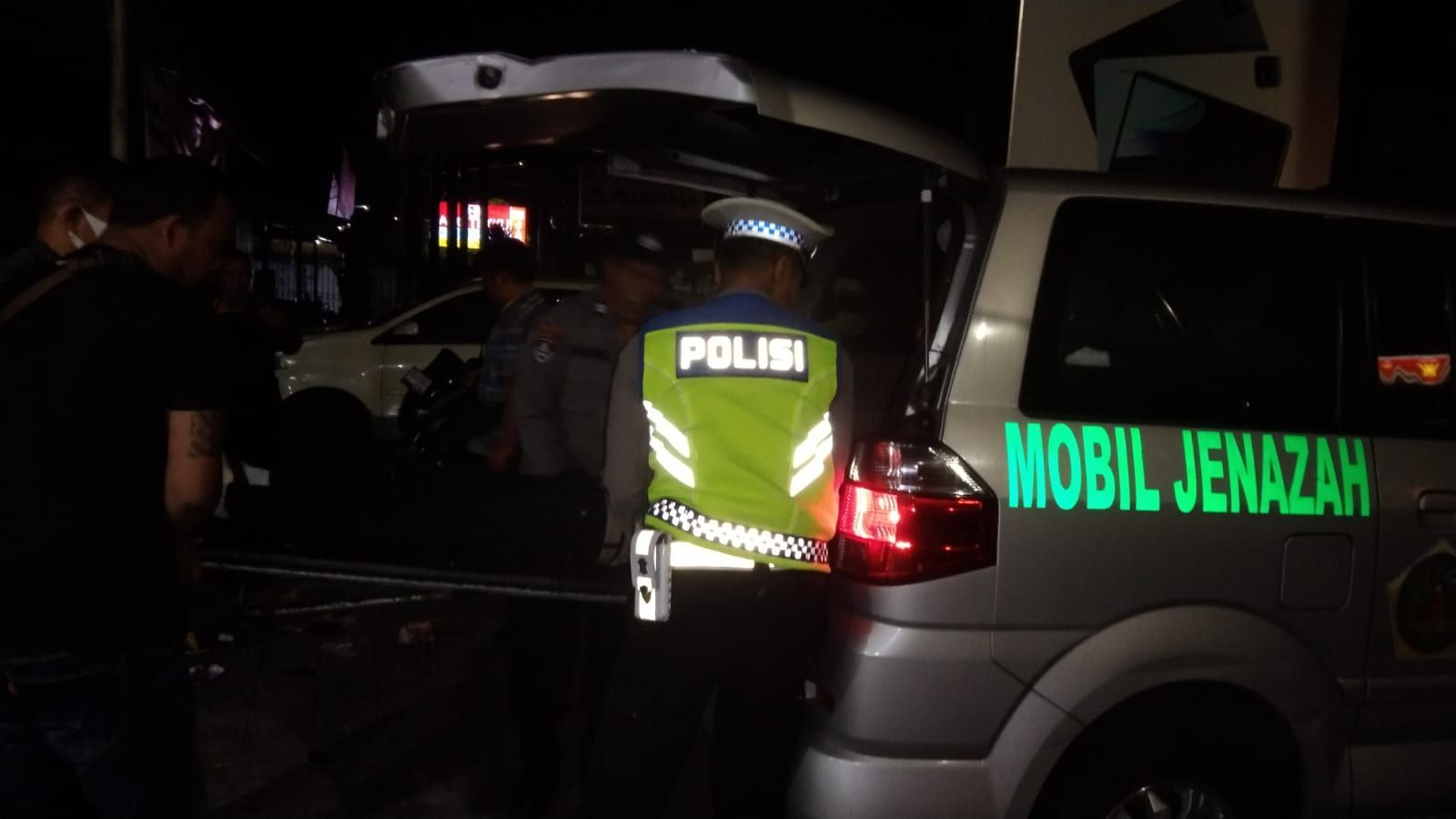 Korban Gede EPP dievakuasi dari Batubulan, Kabupaten Ginyar, Bali, Jumat, 21 Juni 2024.