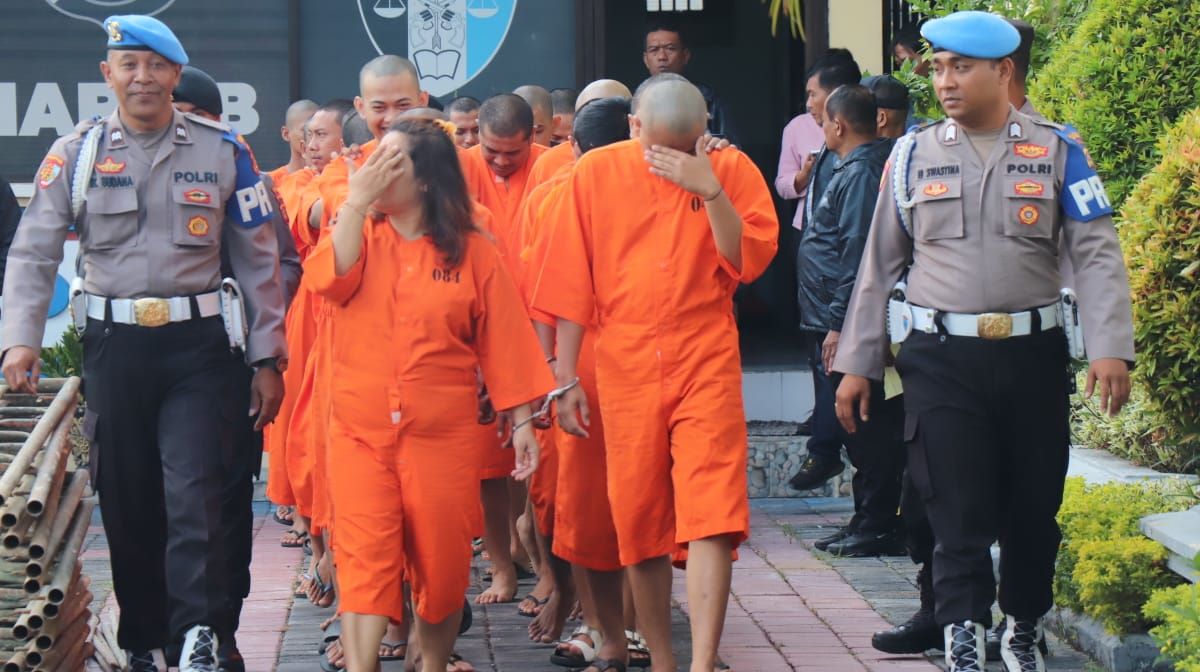 Puluhan tersangka termasuk Luluk dan Bagas yang diringkus Polresta Denpasar terkait peredaran gelap narkotika, salah satunya sabu pada Kamis, 20 Juni 2024.