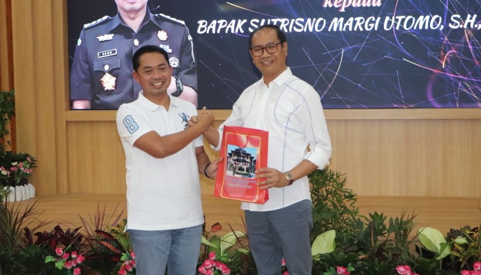Wabup Suiasa (kanan) menghadiri pisah sambut Kejari Badung di Aula Satya Adi Wicaksana Kantor Kejaksaan Negeri Badung, Rabu, 19 Juni 2024.