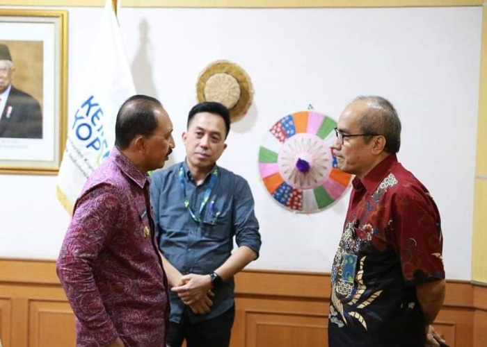 BAHAS : Pj Bupati Klungkung saat mengunjungi Kementerian Koperasi dan UKM RI.