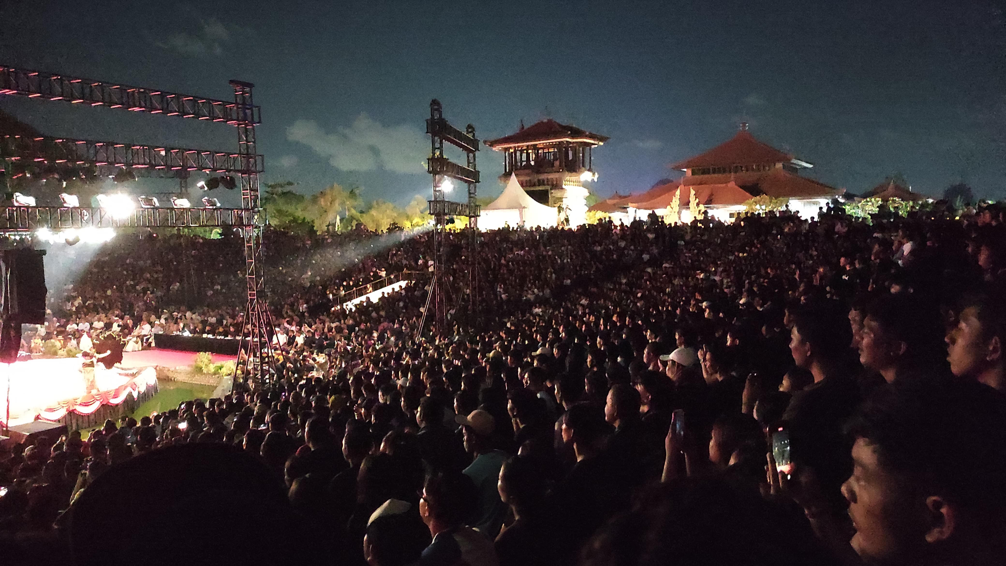 BUKAN SEPAK BOLA: Suasana penonton lomba baleganjur di panggung Ardha Candra Denpasar serangkaian PKB XLVI seramai penonton pertandingan sepak bola di stadion.
