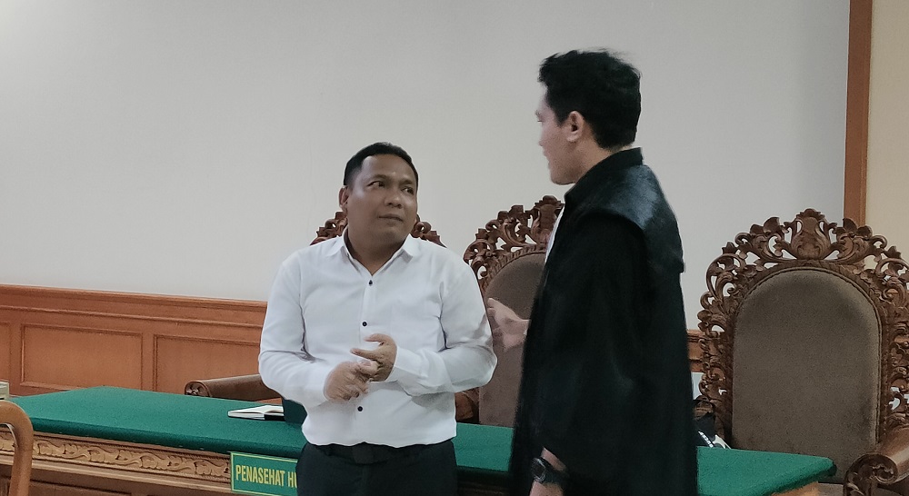 Terima: Putu Suarya alias Putu Balik menerima putusan Majelis Hakim Tipikor Denpasar yang menjatuhi dirinya hukuman penjara 1,5 tahun.