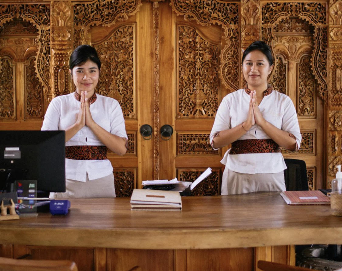 ISTIMEWA: Salah satu layanan istimewa di Kahayana Suites Ubud adalah fasilitas rooftop untuk romantic dinner dan acara privat serta sambutan resepsionis.