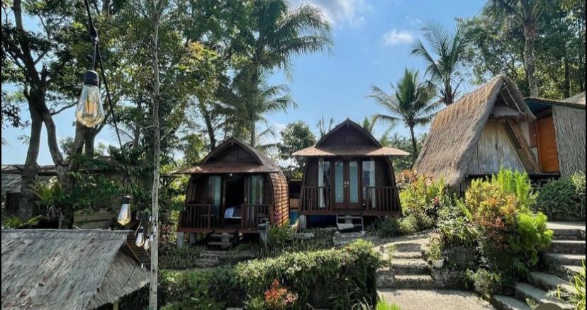 Glamping Taman Asta Gangga berlokasi di Kecamatan Sidemen, Karangasem, Bali.
