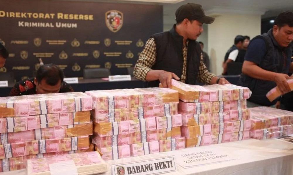 Uang palsu Rp22 miliar yang digerebek di Jakarta Barat. Di lokasi ada mobil dinas TNI.