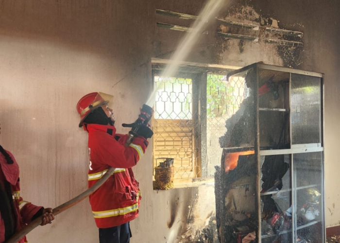 TERBAKAR : Kebakaran ruang penyimpanan kain wastra pelinggih dan gong Balai Banjar Tainsiat.