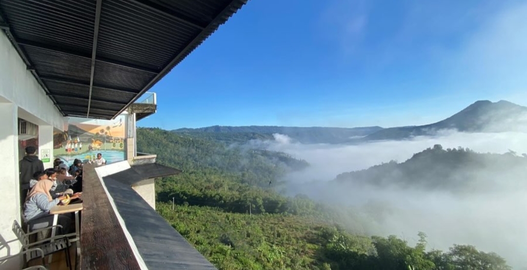 CALDERA: Indomaret Point Coffe menawarkan keindahan Caldera Geopark Gunung Batur yang eksotis.
