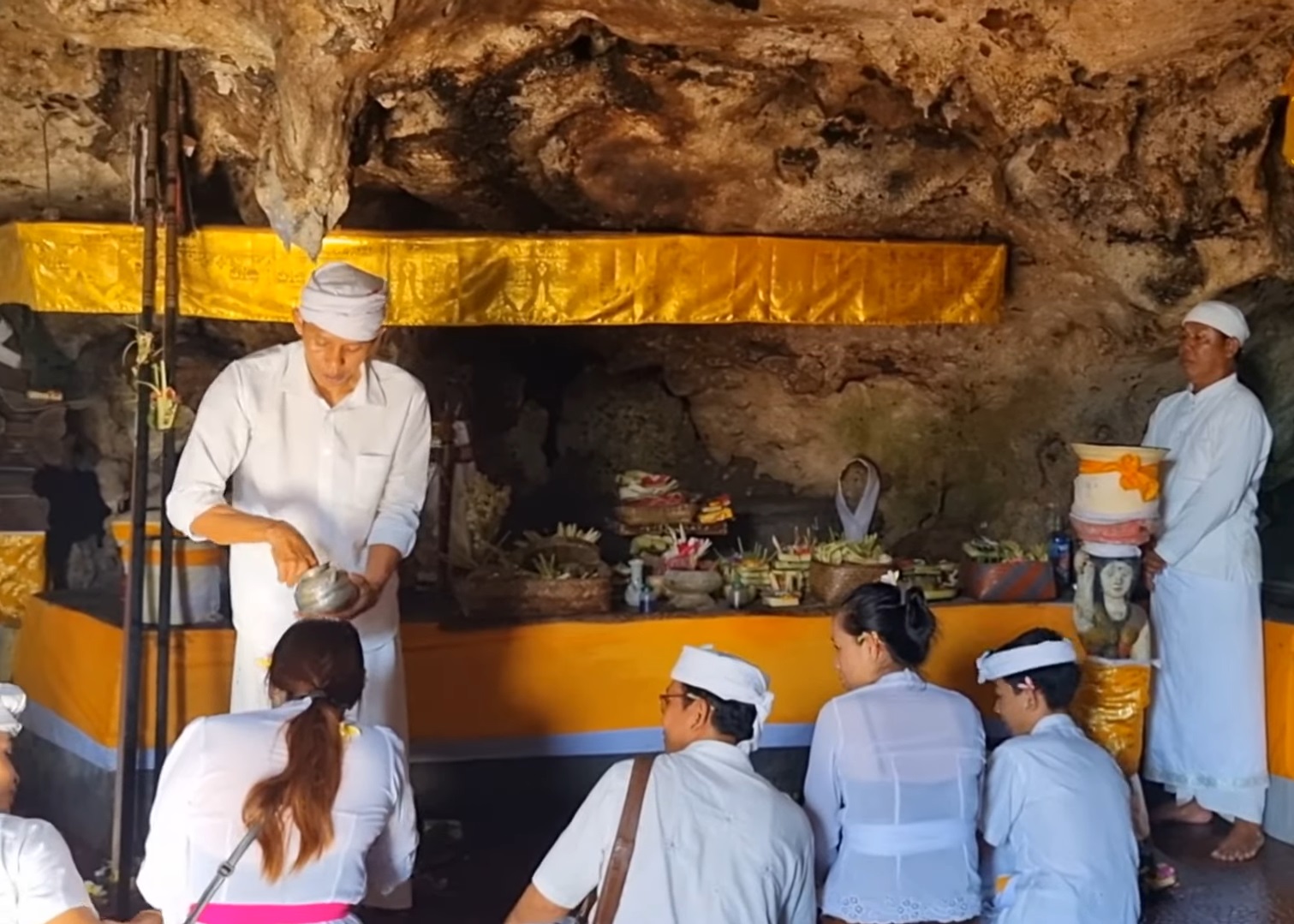 Pemedek yang nangkil ke Pura Goa Gong, Desa Adat Jimbaran, Kuta Selatan, Badung