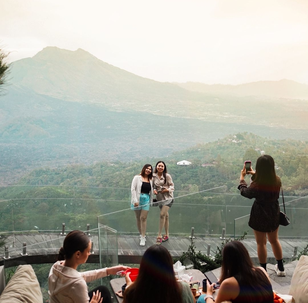 GUNUNG BATUR: Salah satu Coffee shop di Jalan Raya Penelokan yang menawarkan pemandangan Gunung Batur dan Danau Batur.