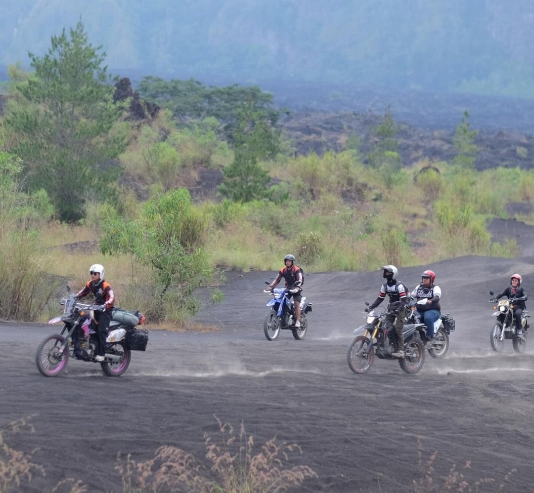 SERU: Off-road di jalur Black Lava Batur. Jalur pendakian ini menjadi salah satu jalur dengan tantangan seru.