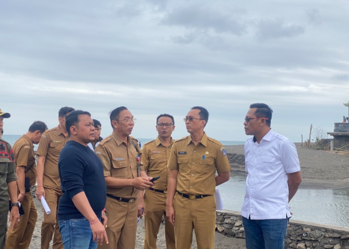 PENINJAUAN: DPRD Badung didampingi sejumlah OPD di Pemkab Badung saat melakukan peninjauan di Pantai Lima Desa Pererenan, Mengwi, Senin (24/6).