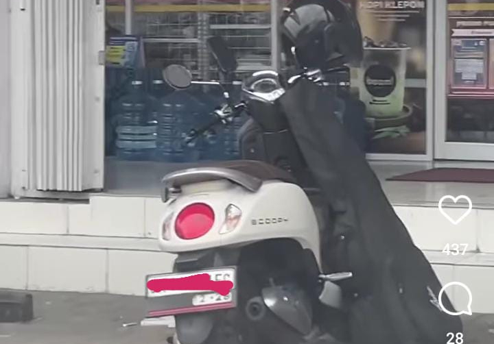 Warganet membagikan sebuah video pengendara tinggalkan HP di atas motor di Bali