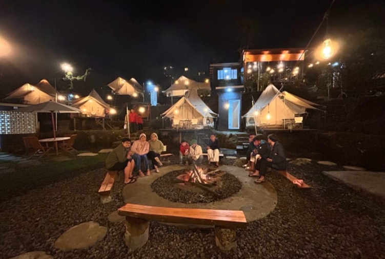 Glamping Dieng Sunrise Point di Dataran tinggi Dieng, menjadi salah satu destinasi wisata yang menyediakan tour melihat kawasan candi Arjuna di Dieng yang membeku di Bulan Juni 2024