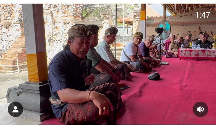 Seorang pria paruh baya diduga kerauhan dalam paruman agung Desa Adat Alap Sari, Jinengdalem Buleleng