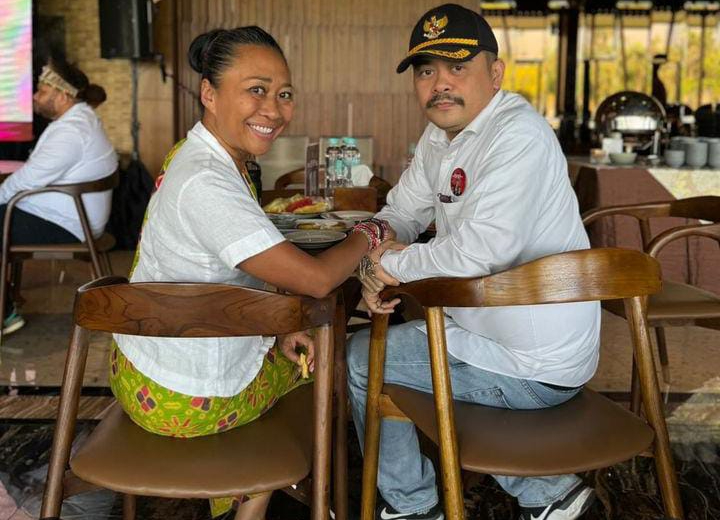 Niluh Djelantik pamer kedekatan dengan Arya Wedakarna