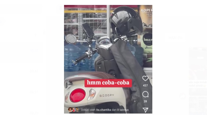 Warganet membagikan sebuah video pengendara tinggalkan HP di atas motor di Bali