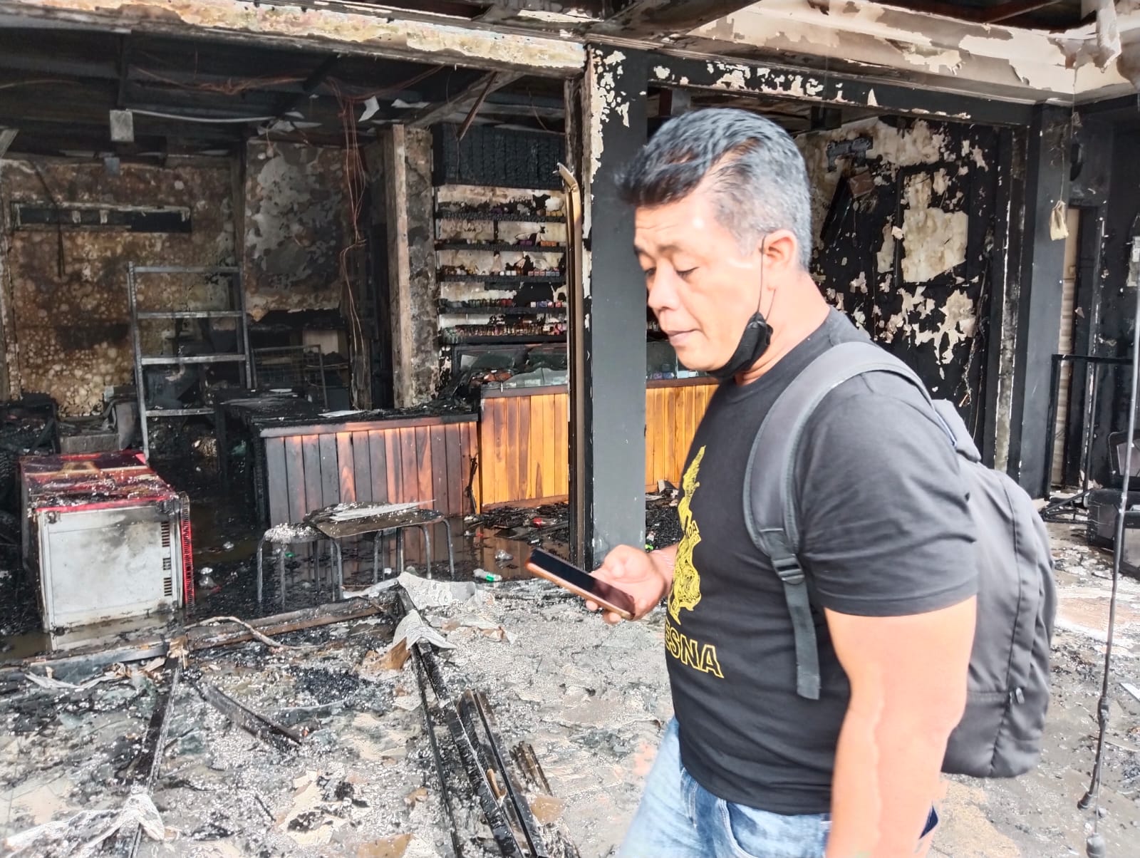 LUDES: Toko Vape di Denpasar Barat ludes terbakar usai showcase meledak. Padahal hendak disemprot APAR. Ledakannya sampai tiga kali.