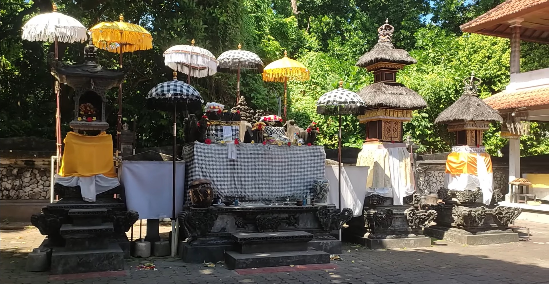 Pura Dalem Tengkulung Desa Adat Tengkulung, Kecamatan Kuta Selatan, Badung yang erat dengan kisah perjalanan Dang Hyang Nirartha
