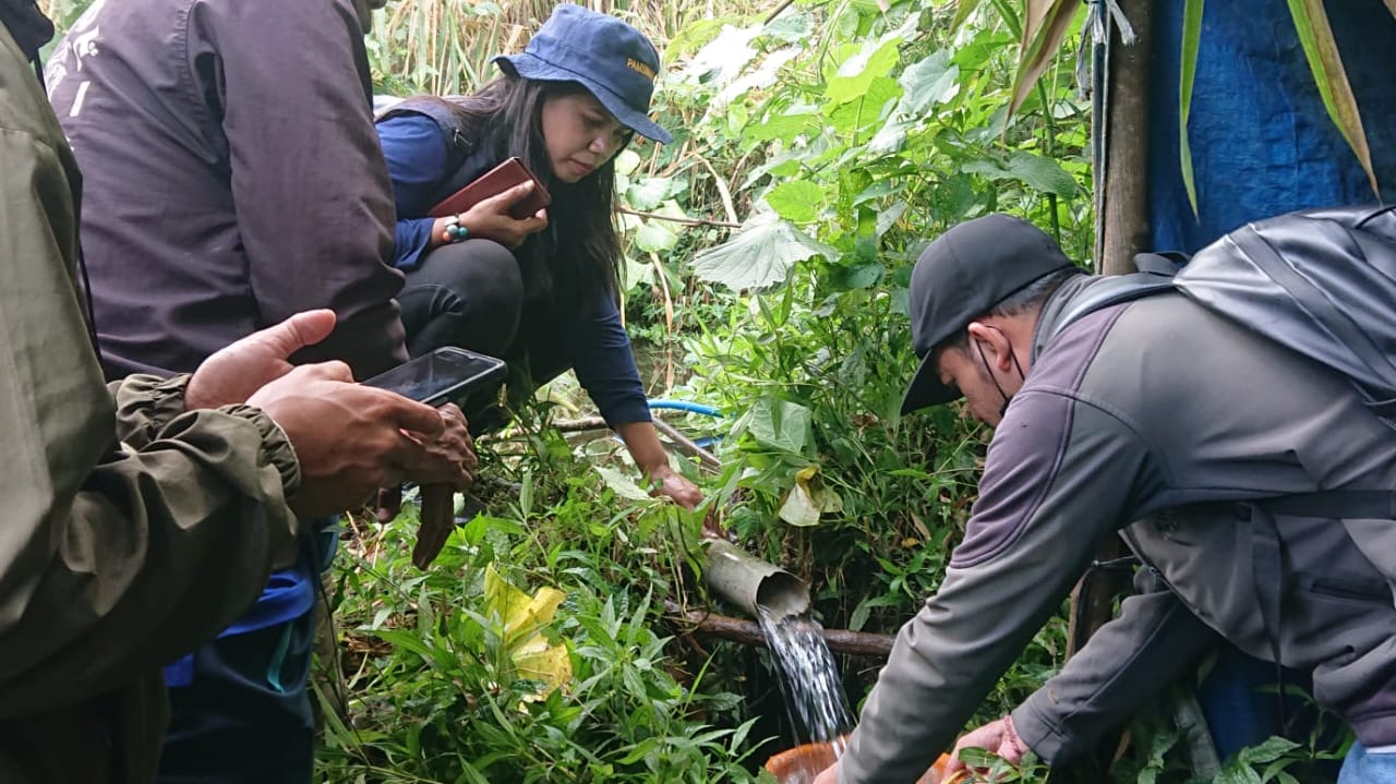 AIR: Pengecekan sumber air oleh petugas PUTR Buleleng untuk memastikan bahwa air bukan merupakan barang bebas.