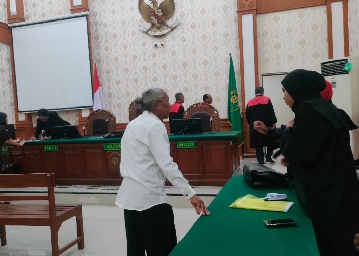 TUNTUTAN : Terdakwa Ketut Rencana saat menjalani sidang sebelumnya di PN Denpasar.