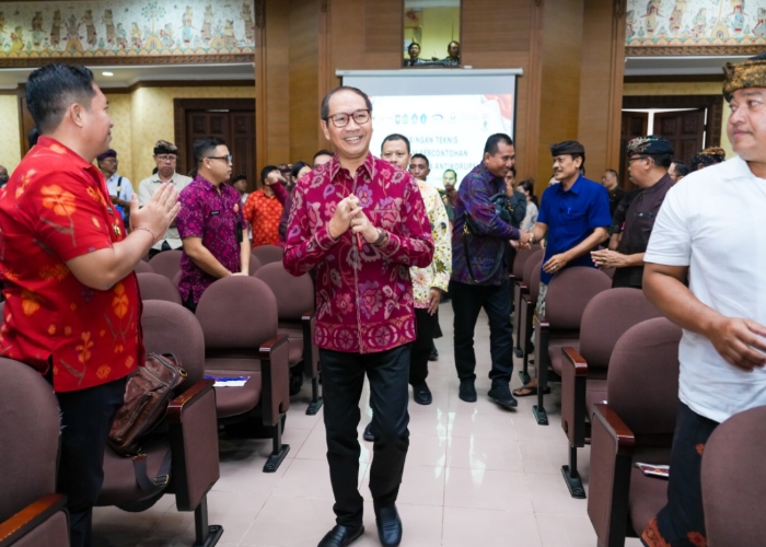 BIMTEK: Wabup Suiasa saat membuka acara Bimtek Program Percontohan Kabupaten/Kota Anti Korupsi Tahun 2024 oleh KPK RI di Ruang Pertemuan Kertha Gosana, Puspem Badung, Selasa (25/6).