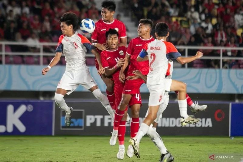&nbsp;  Timnas Indonesia U16 (merah) mengalahkan Filipina dengan skor 3-0 di match day kedua ASEAN Boys U16 Championship 2024 di Stadion Manahan, Solo, Senin 24 Juni 2024.