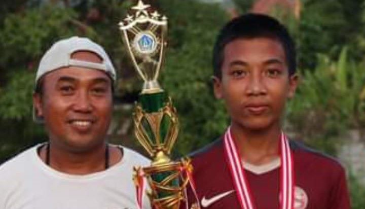 Pemain Timnas Indonesia U16 I Putu Panji Apriawan (kanan) bersama ayahnya, I Made Swantika.