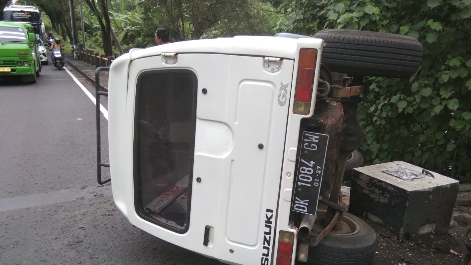 Mobil Katana terguling usai kecelakaan di Banjar Dinas Bonian, Desa Antap, Kecamatan Selemadeg, Kabupaten Tabanan, Bali pada Senin, 24 Juni 2024.