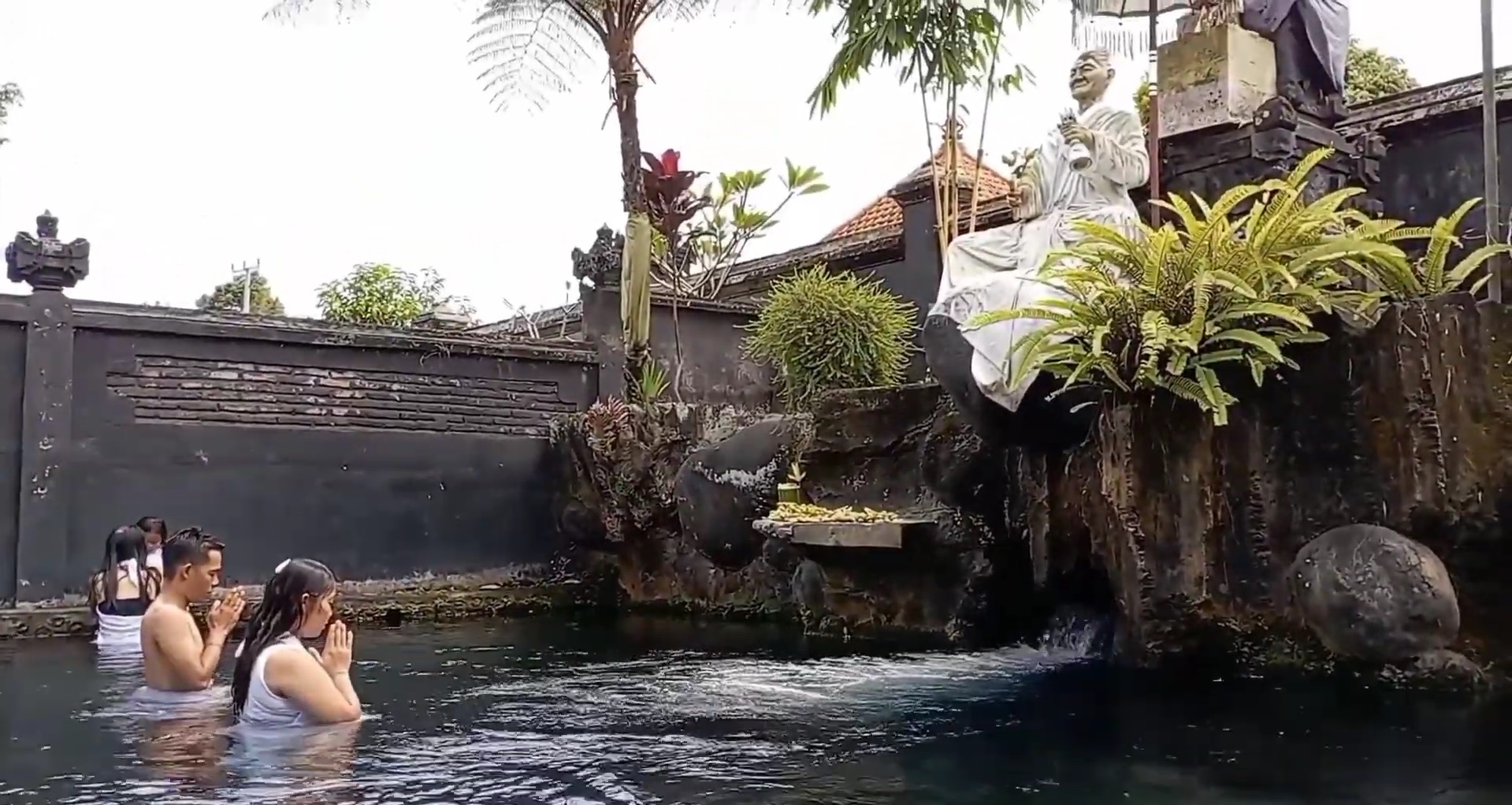 Melukat di Pura Suranadi, Kabupaten Lombok Barat, Nusa Tenggara Barat