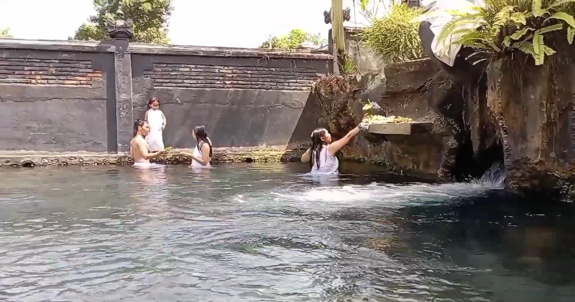 Melukat di Pura Suranadi, Desa Sesaot, Kecamatan Narmada, Kabupaten Lombok Barat, Nusa Tenggara Barat