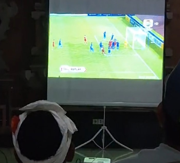 Warga Banjar Juntal menggelar nobar di bale banjar setempat menyaksikan Putu Panji Apriawan dkk berlaga di ASEAN Boys Championship U16 2024, Senin, 24 Juni 2024.