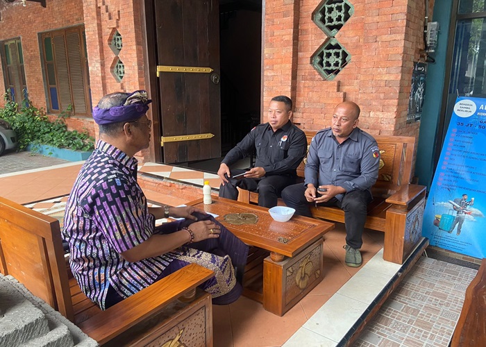 Ketua Bawaslu Klungkung Komang Supardika monitoring coklit I Ketut Suksma Cita Ketua DPD Nasdem Klungkung di GOR Praja Shanti, Senin (24/6).