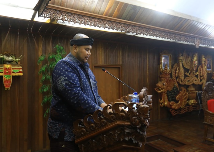 I Kadek Widya Sumartika saat membacakan pandangan umum Fraksi Golkar.