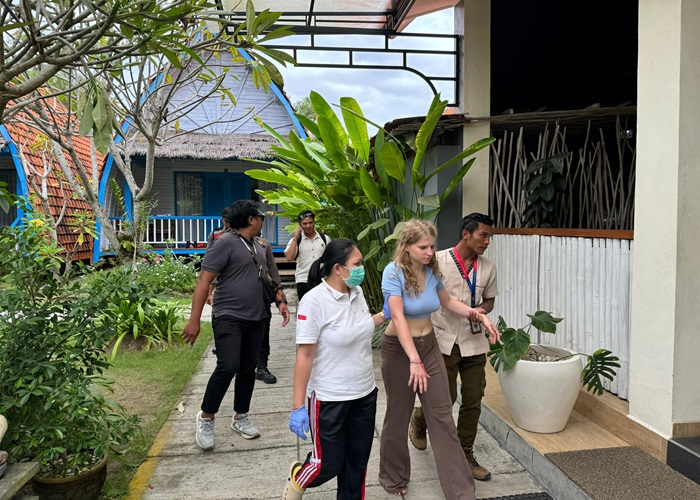 BINGUNG  WNA Berkebangsaan Swiss yang ditemukan linglung di dalam villa di Nusa Penida.