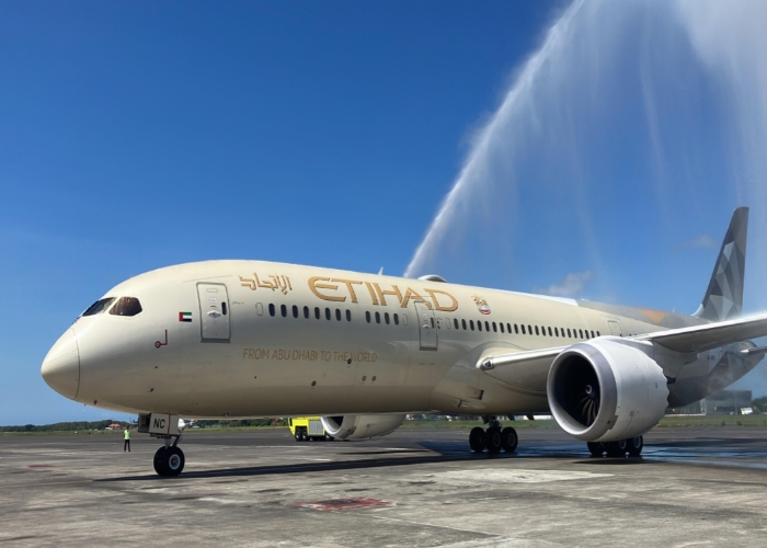 RUTE BARU: Etihad Airways yang mulai mengoperasikan rute penerbangan langsung Abu Dhabi &ndash; Denpasar, Rabu (26/6)