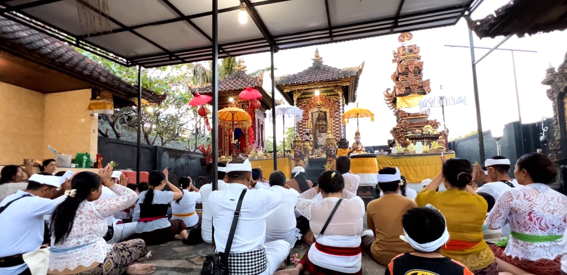 Pura Griya Perak Tirta Empul Denpasar yang banyak didatangi umat Hindu untuk melukat