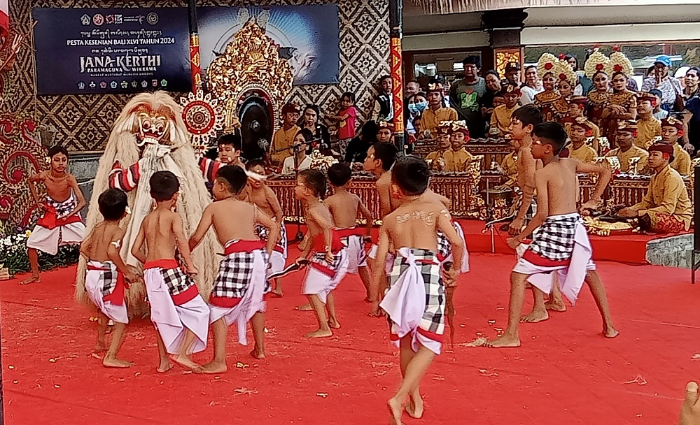 Pementasan drama Tari Pencalonaran anak-anak, duta Gianyar