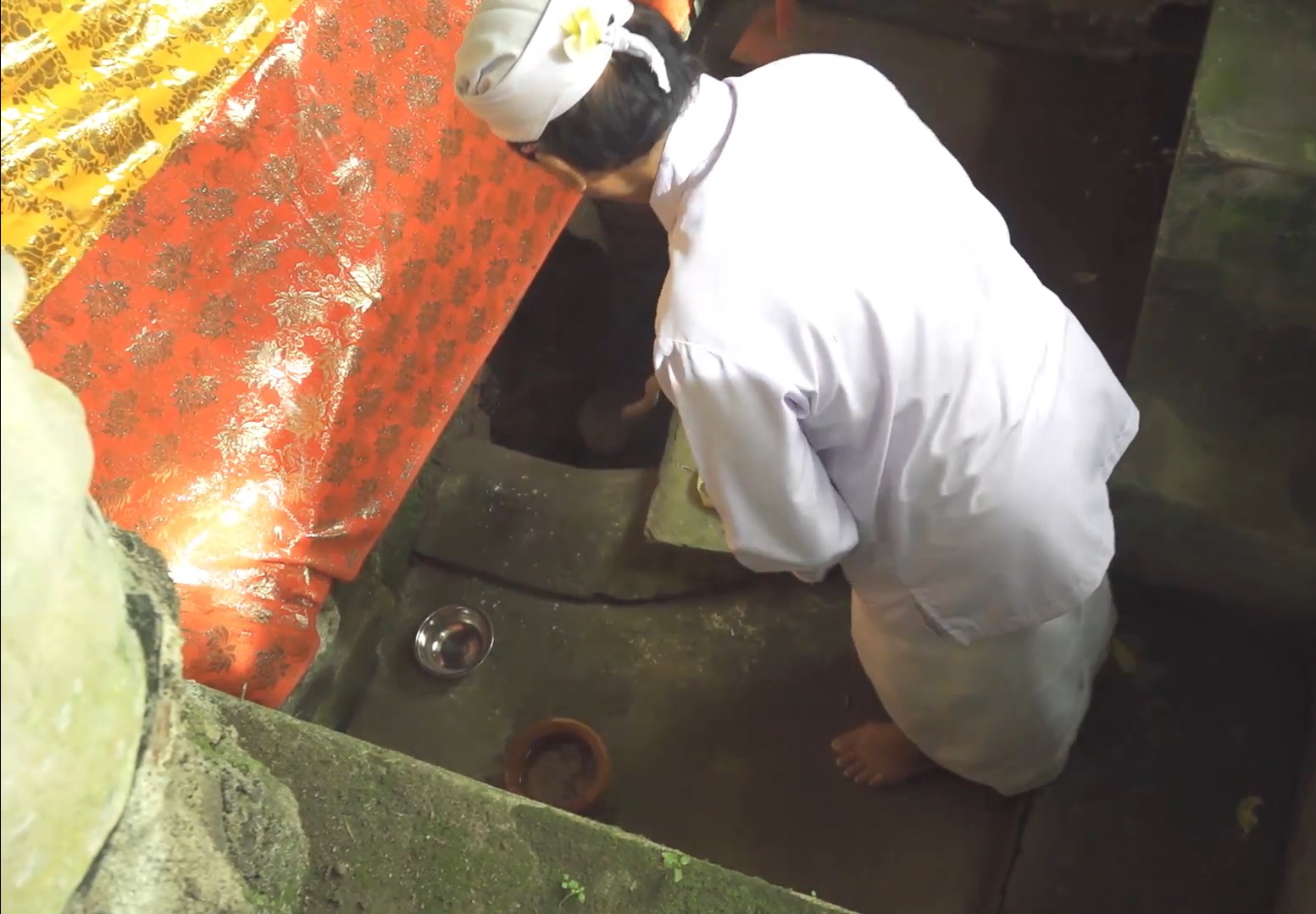 Sumber mata air suci di Pura Tirta Segening Banjar Siku, Dusun Kacang Dawa, Desa Kamasan, Kabupaten Klungkung, Bali