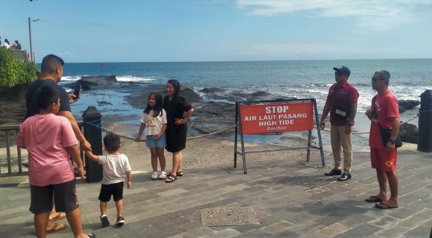 Life Guard DTW Tanah Lot, Tabanan mengintensifkan patroli terkait gelombang tinggi.