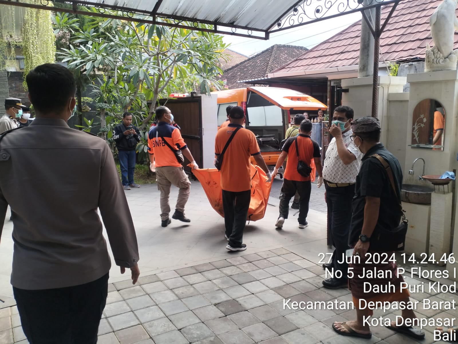 EVAKUASI : Petugas mengevakuasi jenazah mahasiswi yang ditemukan membusuk di kamar kos, usai dilaporkan warga lantaran cium bau menyengat.