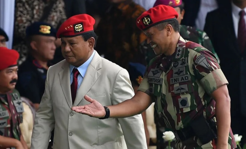 Prabowo Subianto (kiri) pernah jadi atasan Nyoman Cantiasa  (kanan) di Kopassus. Keduanya juga sama-sama pernah menjadi Danjen Kopassus.