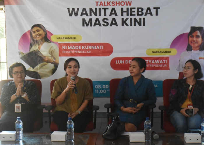 TALK SHOW: Wakil Ketua KKKS Kota Denpasar, Ny. Ayu Kristi Arya Wibawa menggelar kegiatan talk show bertajuk "Wanita Hebat Masa Kini", di Graha Nawasena, Jumat (28/6).
