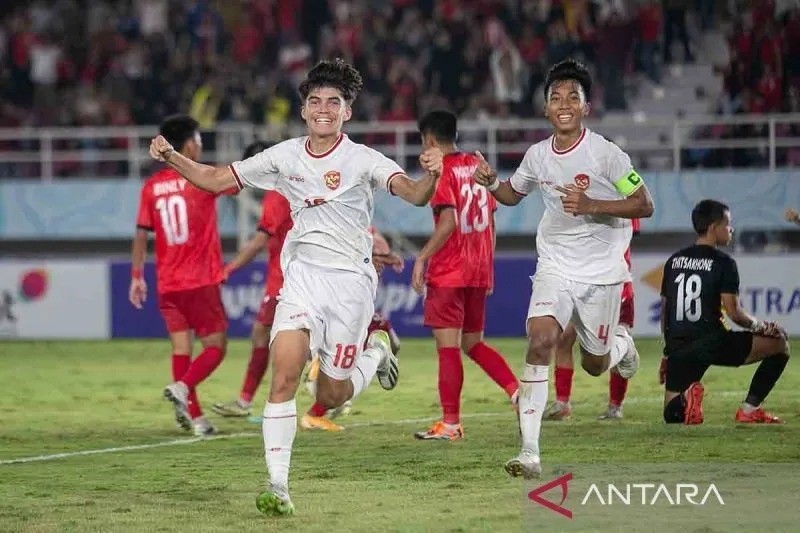 Dua punggawa Timnas Indonesia U16, Tristan Raissa Ibrahim bersama Putu Panji Apriawan (kanan) selebrasi usai membobol gawang Laos.