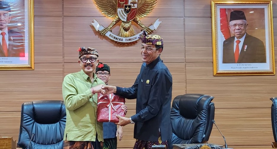 Wakil Bupati Bangli I Wayan Diar (kiri) dalam rapat paripurna penyampaian 6 ranperda pada Kamis 27 Juni 2024.