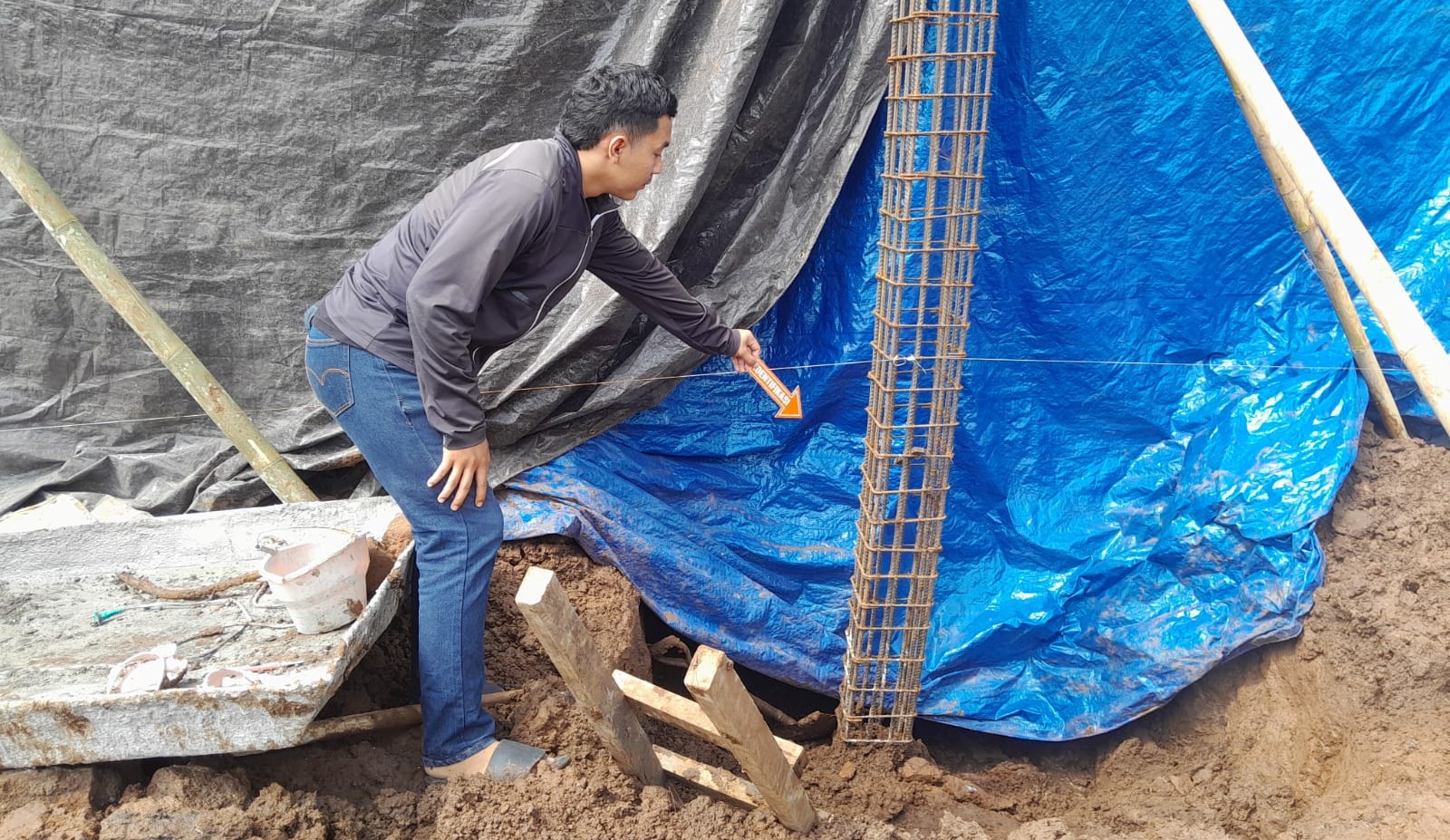 Polisi olah TKP pekerja proyek di tewas di Kabupaten Tabanan, Bali, Jumat, 28 Juni 2024.