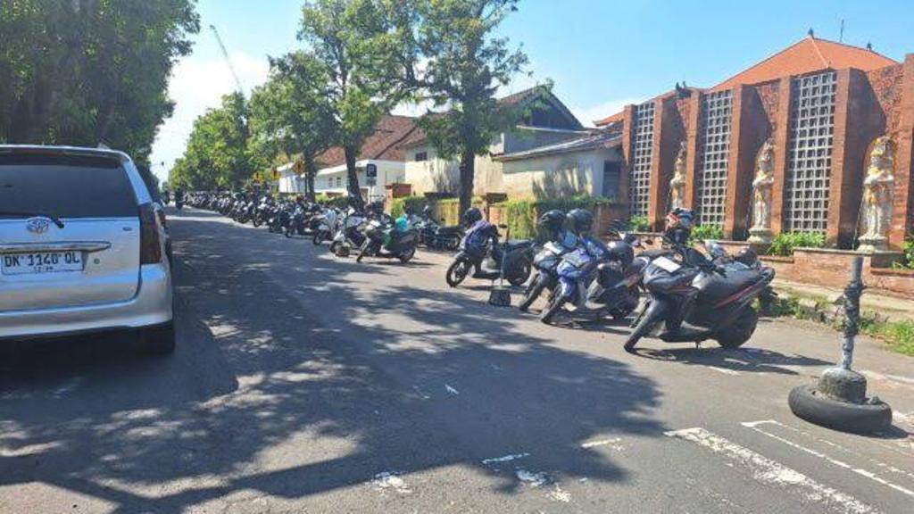 PARKIR: Parkir gunakan badan jalan, RSUD Tabanan akan bangun tempat parkir dengan anggaran dana mencapai Rp 600 miliar.