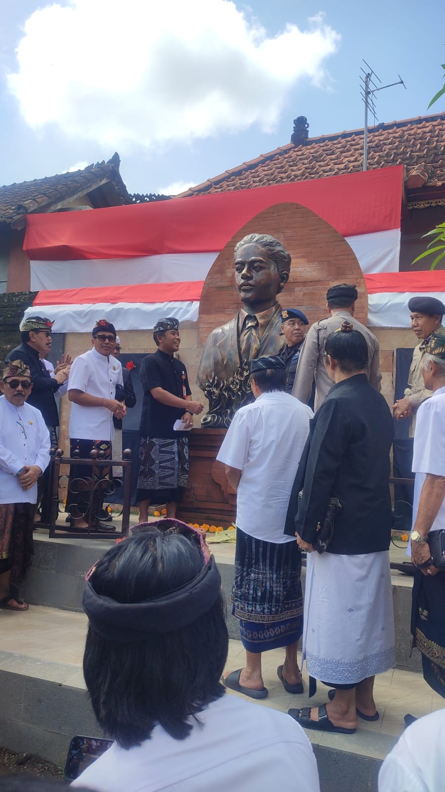 DIRESMIKAN: Peresmian patung Pahlawan Keibohu I Dewa Nyoman Oka di Balai Banjar Kenderan, Tegallalang, Gianyar, Jumat (28/6) yang gugur pada tahun 1945.