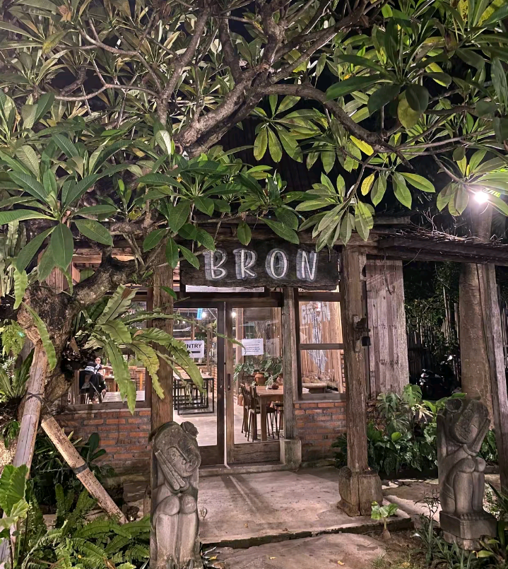 Bron Kafe di Jalan Hayam Wuruk Denpasar, ini memiliki suasana seperti di hutan, Mirip Kintamani.