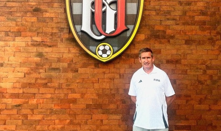 Jamie Houchen saat datangi markas Bali United. Fans mengira ia akan menggantikan peran Stefano Cugurra sebagai pelatih.