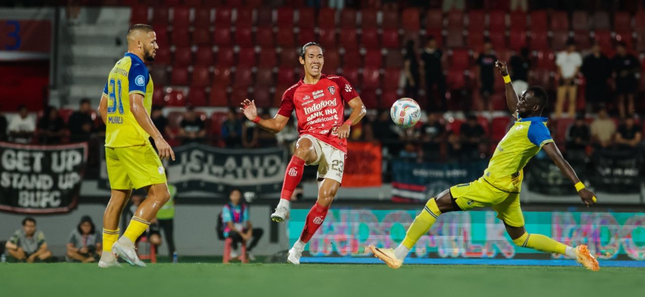 Ryuji Utomo (merah) di-loan oleh Bali United untuk musim 2024/2025.